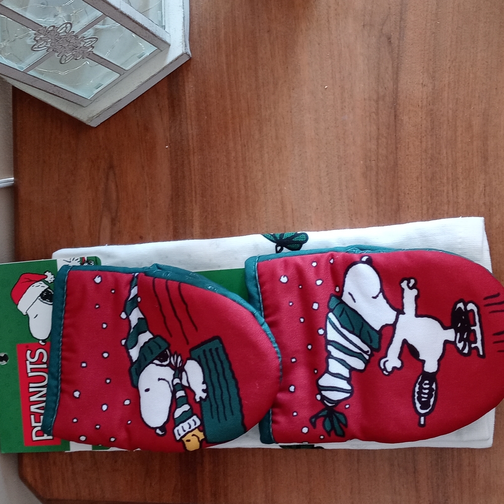Snoopy oven mitts and kitchen towel set